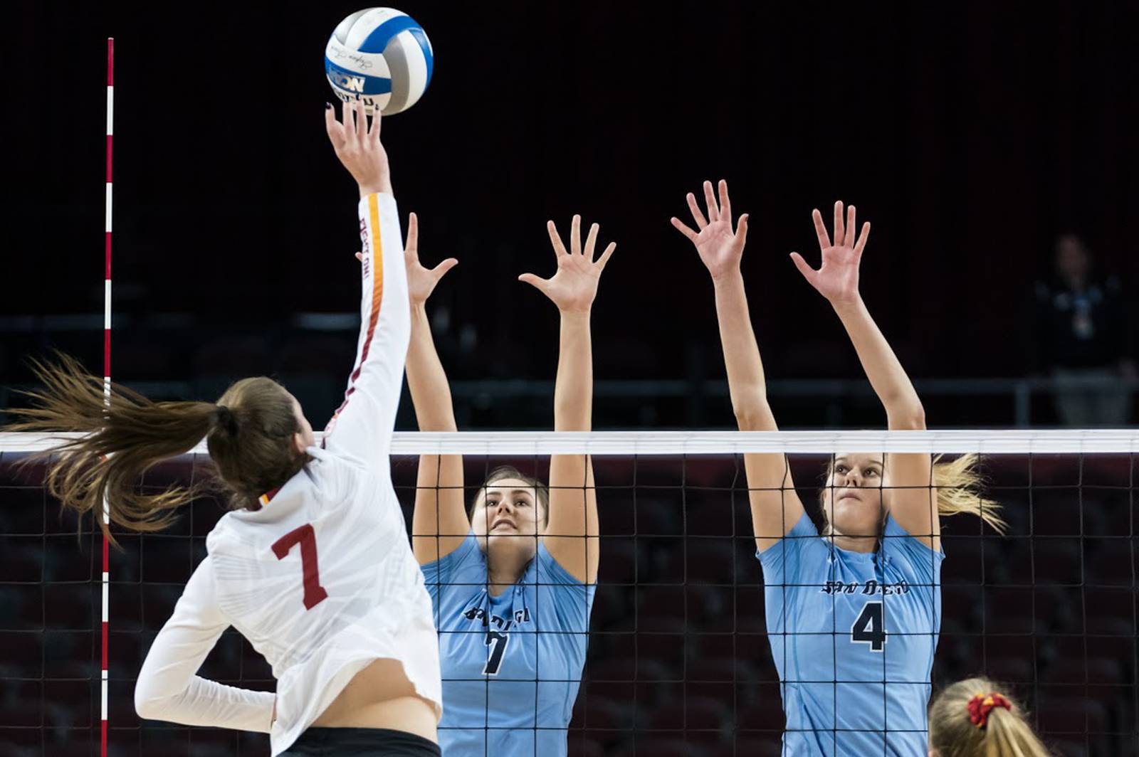 USC women’s volleyball suffers fifthset loss to rival UCLA Annenberg